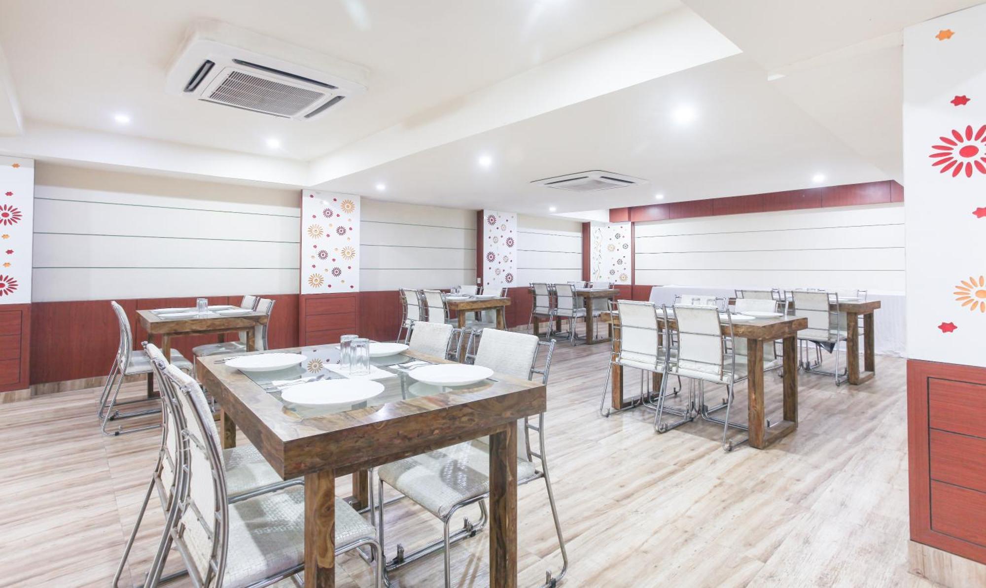 Hotel Janki International 3 Km From Kashi Vishwanath Temple Free Pickup From Railway Station Varanasi Exterior foto