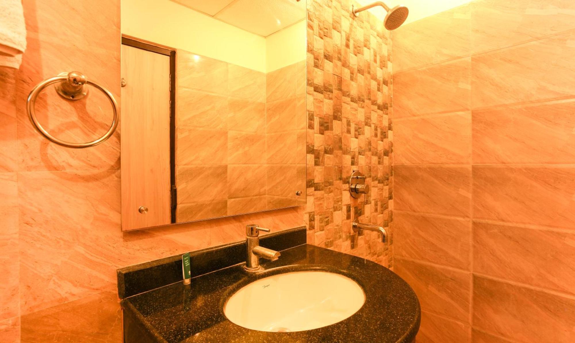 Hotel Janki International 3 Km From Kashi Vishwanath Temple Free Pickup From Railway Station Varanasi Exterior foto