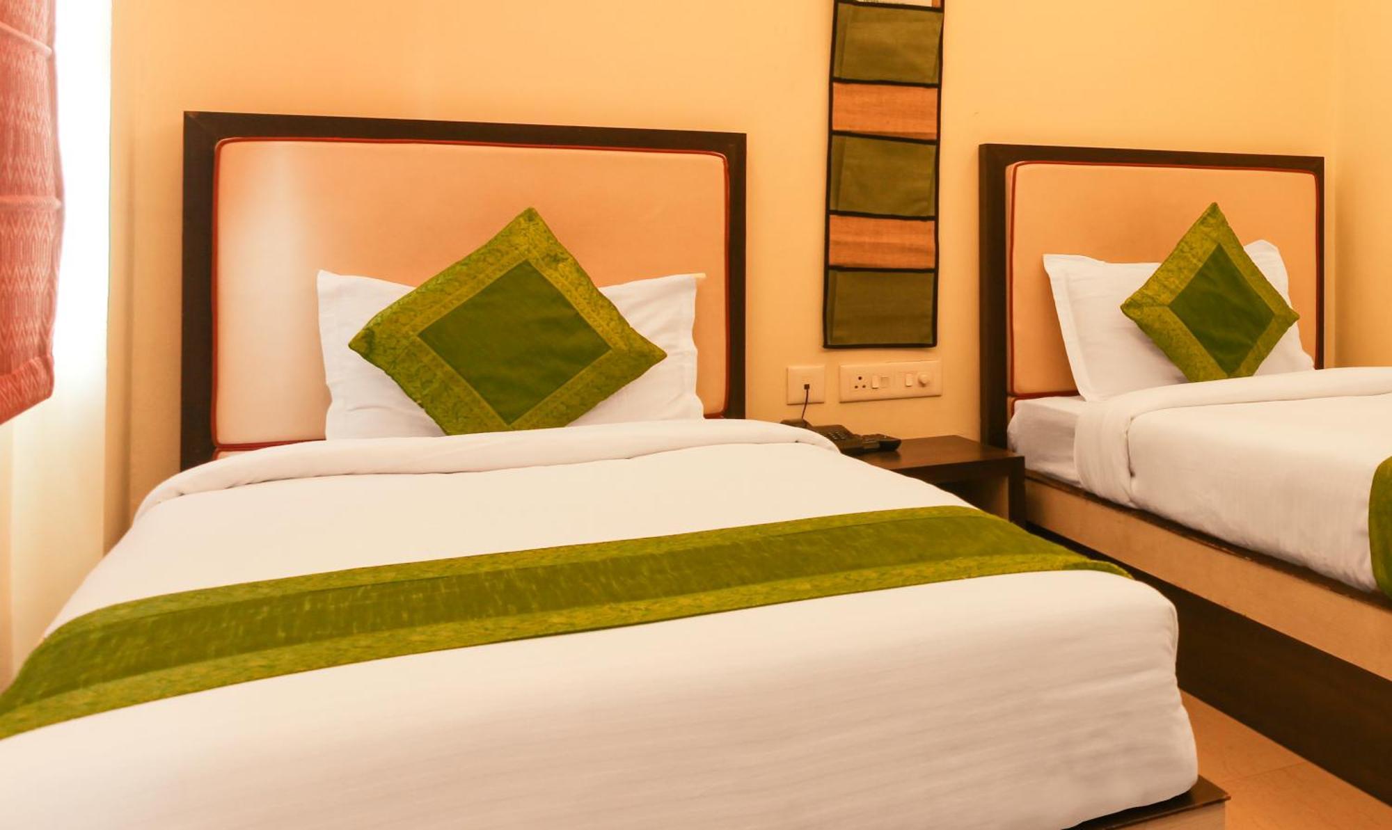 Hotel Janki International 3 Km From Kashi Vishwanath Temple Free Pickup From Railway Station Varanasi Exterior foto